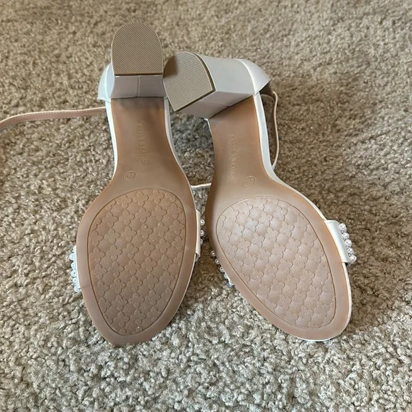 Kelly & Katie white satin pearl heels - Picture 3 of 3